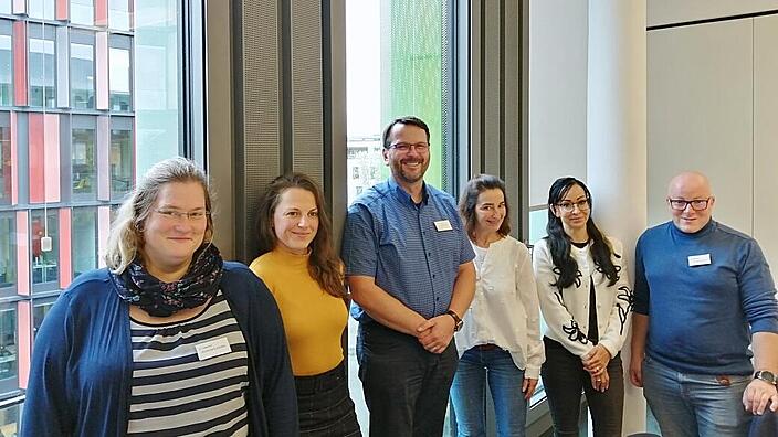 Foto mit den sechs neuen Kollegen