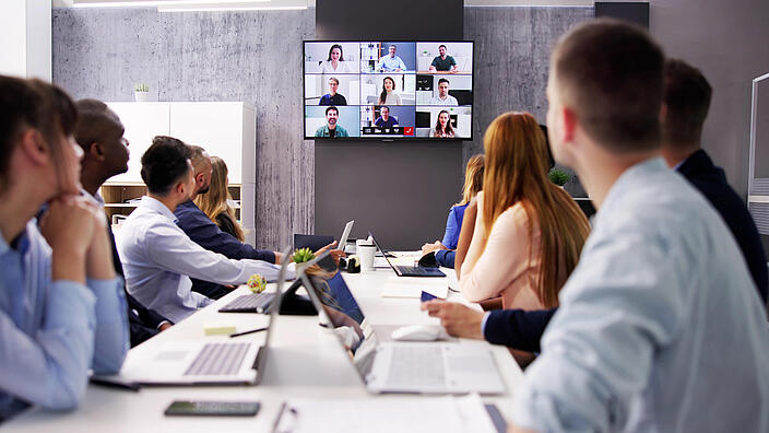 Menschen nehmen am Webinar teil 