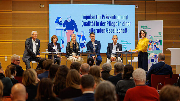 Podiumsdiskussion von links nach rechts: Frank Schlerfer (Careproof), Maria Becker (Bundesministerium für Gesundheit), Dr. Grit Braeseke (IGES Institut), Stephan Riedl (PKV-Verband), Thomas Eisenreich (Home Instead) und Christina Betz (Moderatorin)