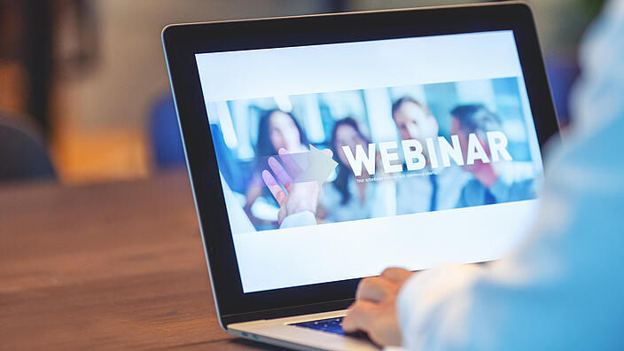 Laptop mit Text Webinar